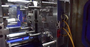 Инжекционно формоване с два изстрела